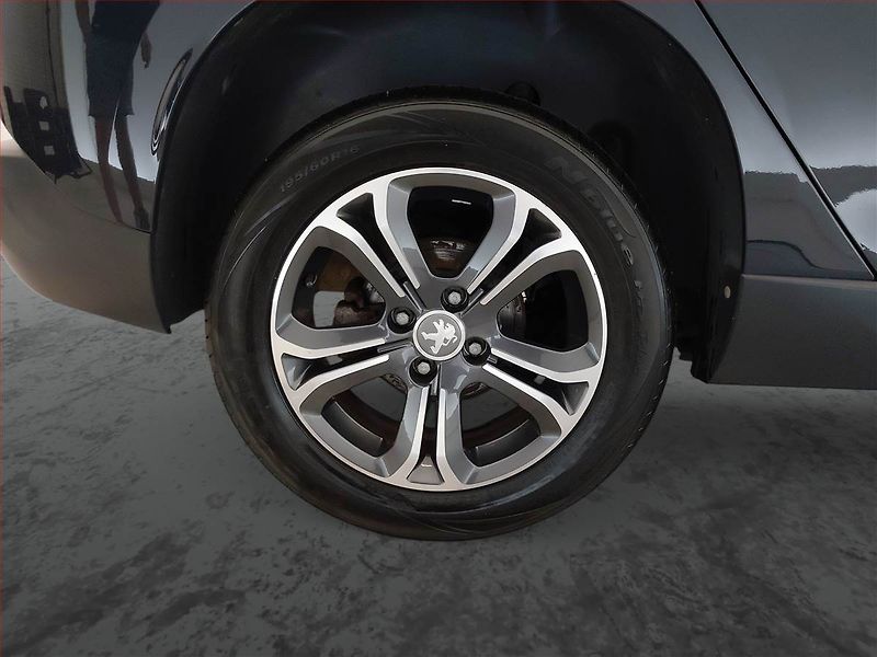 Peugeot 2008 (2019) 1.2 PureTech, Tempomat - fotka 15 z 17