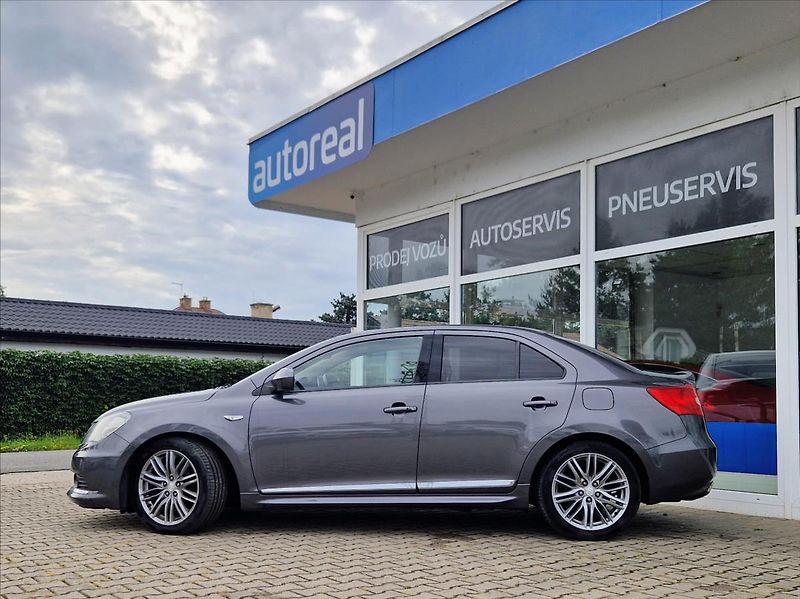 Suzuki Kizashi 2,4 i 4x4 XENON AC ŠÍBR VÝHŘEV - fotka 2 z 37