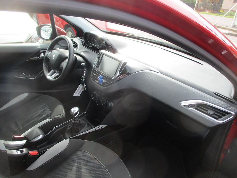 Peugeot 2008 (2019) 1,2 Pure Tech - fotka 5 z 12