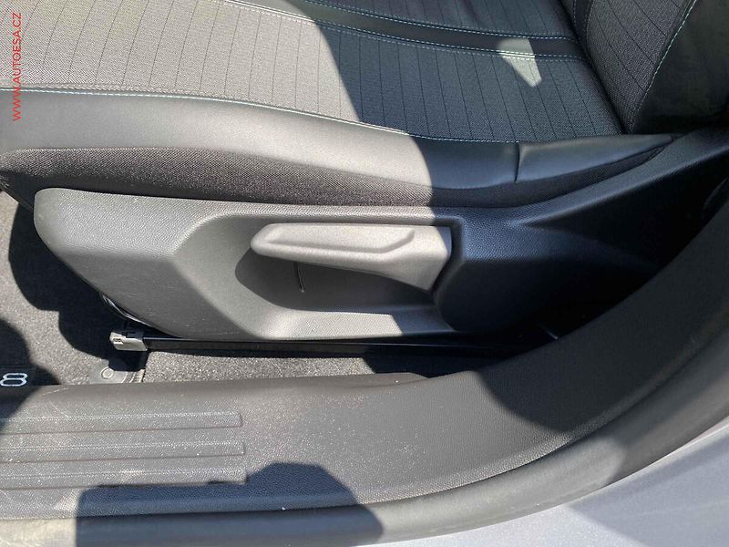 Peugeot 2008 (2021) 1.2PT, Allure, TZ, navi - fotka 14 z 18