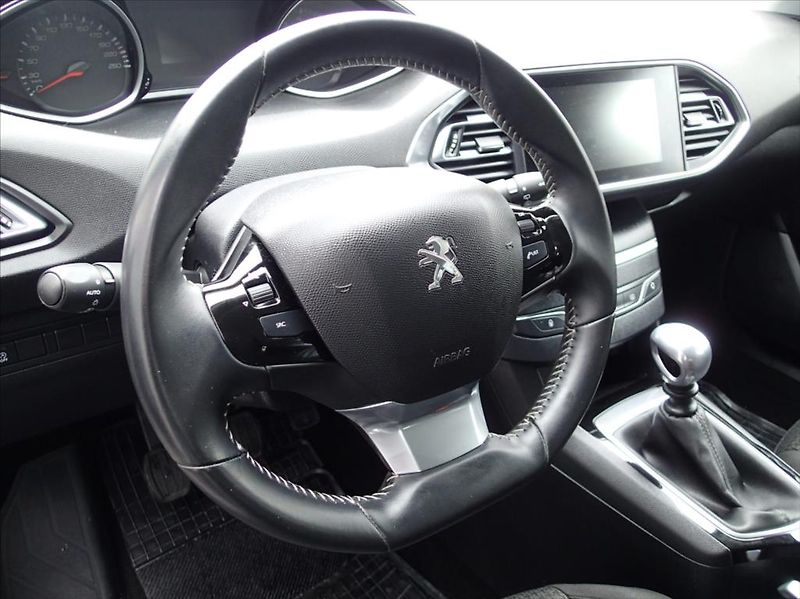 Peugeot 308 1,2 PureTech 81kw,Po SERVISU!! - fotka 13 z 29