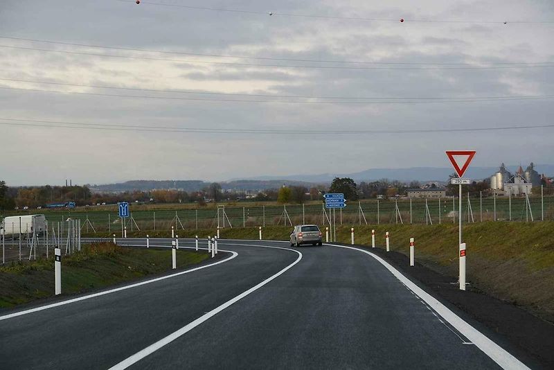Řidiči, kteří míří po dálnici D1 z Kroměříže na Přerov, mohou už od listopadu u Říkovic najíždět na novou rampu.