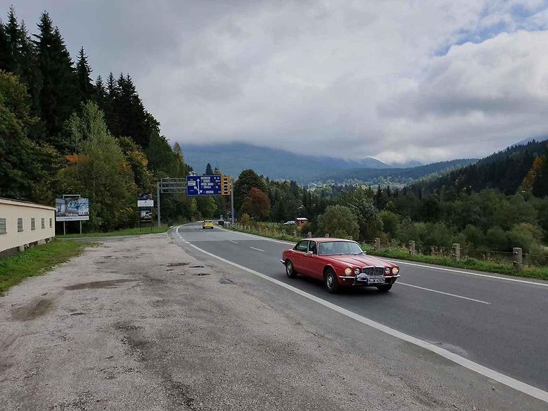 Silnice má táhlé zatáčky, ve kterých lze pohodlně udržovat vysokou rychlost.
