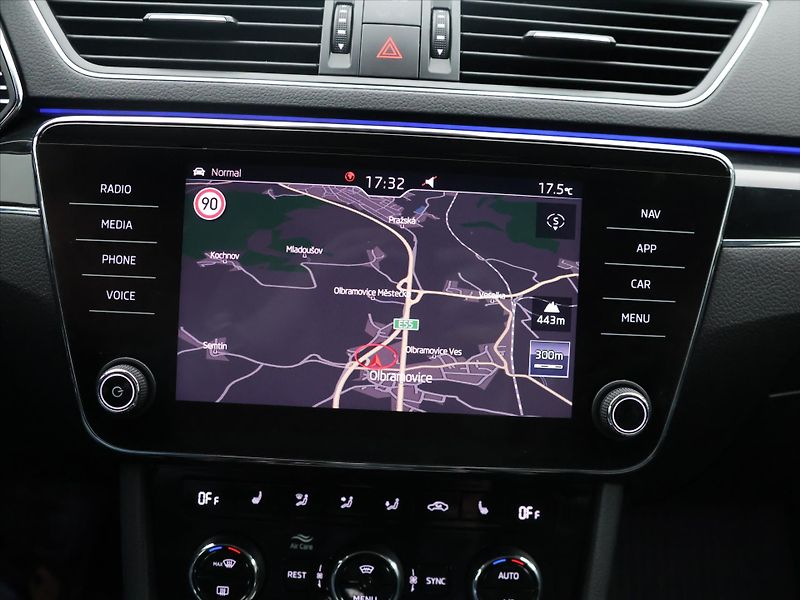 Škoda Superb 2,0 TDI 140kW DSG 4x4 L&K DPH - fotka 26 z 40