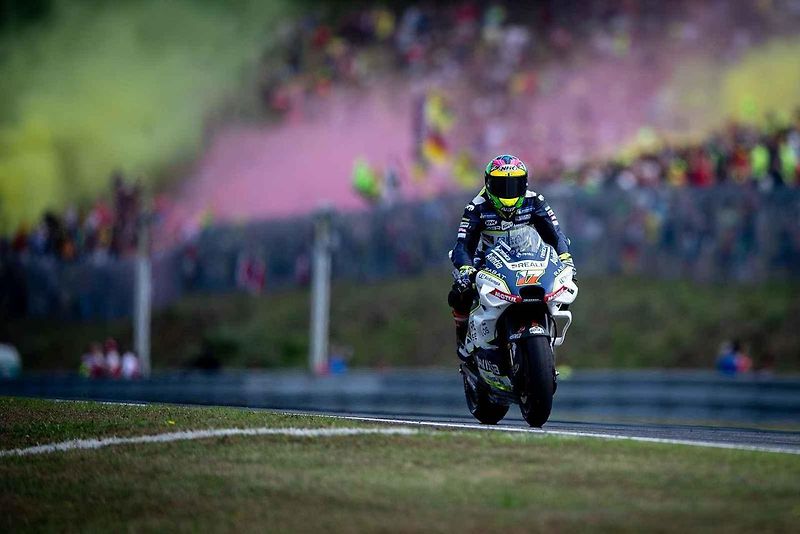 Motocyklová legenda Valentino Rossi při závodě na Masarykově okruhu v roce 2019.