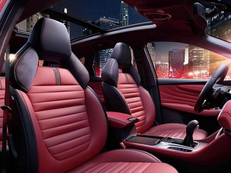 MG HS je prostorné SUV střední kategorie s čistě benzínovým pohonem, které vychází z plug-in hybridního modelu EHS