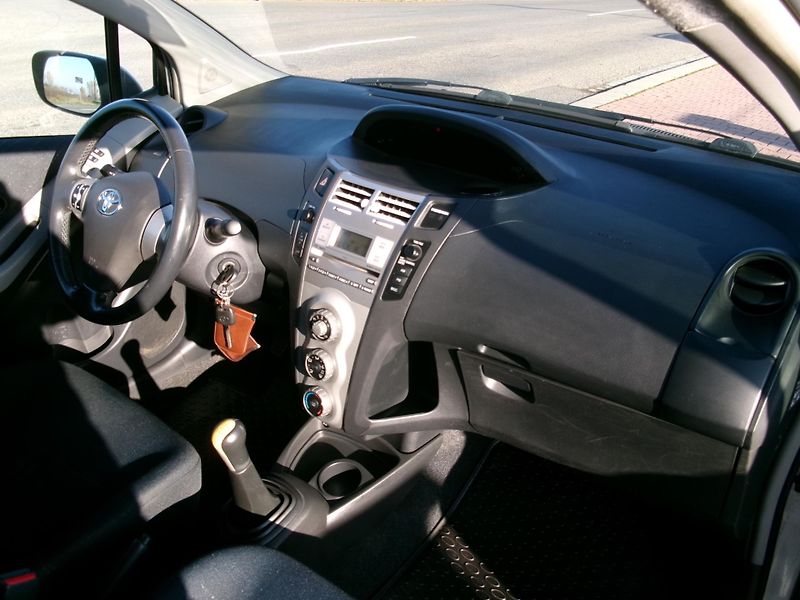 Toyota Yaris 1,0i KLIMA - fotka 20 z 22