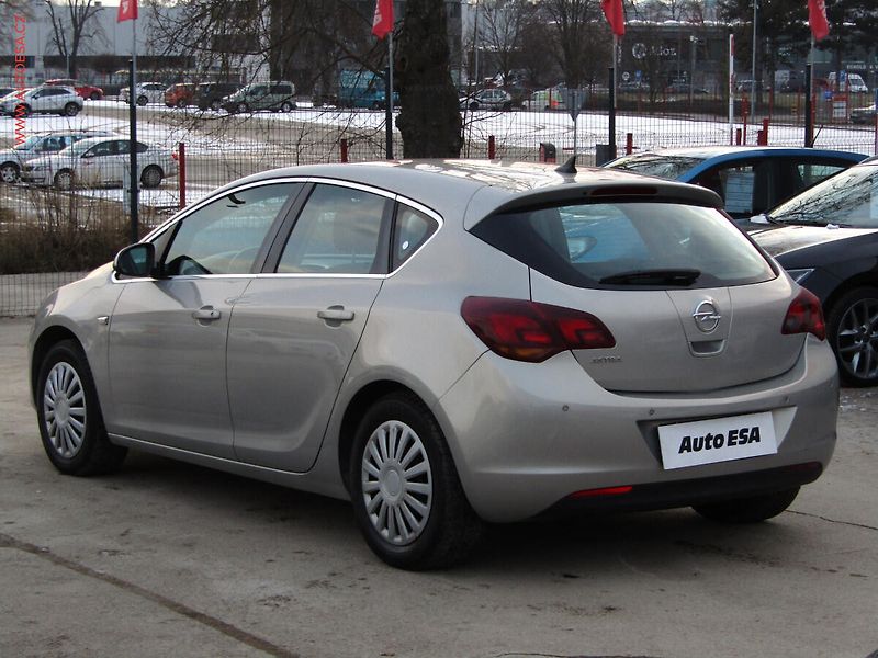 Opel Astra (2010) 1.4i, 2.maj,ČR, AC, navi - fotka 6 z 17