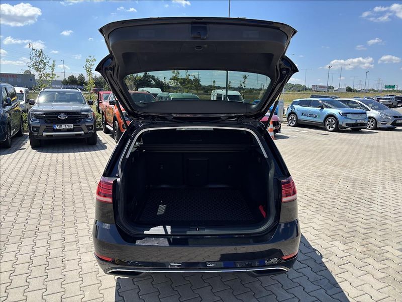 Volkswagen Golf 1,0 TSI 81 kW Comfortline - fotka 10 z 48