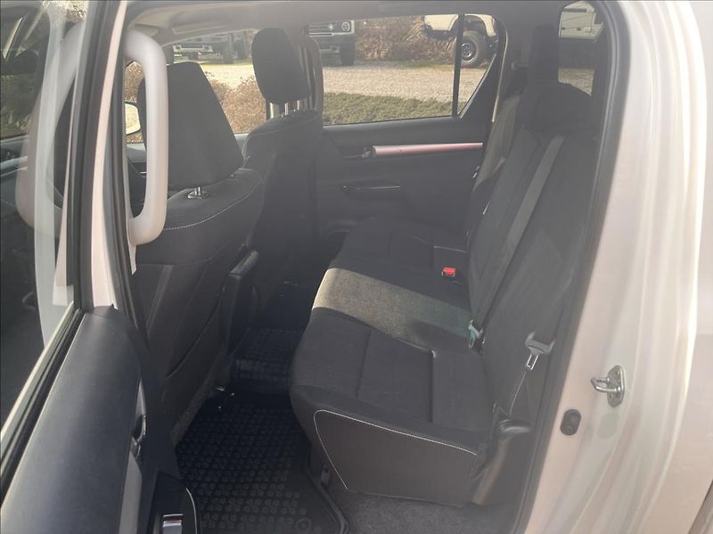 Toyota Hilux DC 2,4 D-4D 6 MT Active 4X4 - fotka 11 z 27