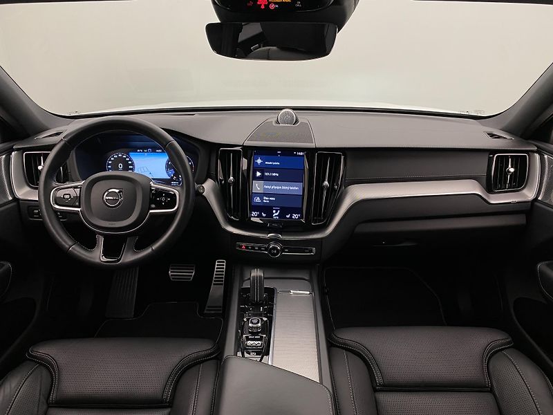 Volvo XC60 B6 AWD R-DESIGN AUT  - fotka 2 z 52