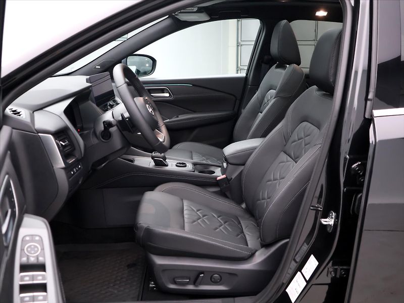 Nissan Qashqai 1,3 DIG-T 116kW 4x4 Tekna CZ D - fotka 12 z 37
