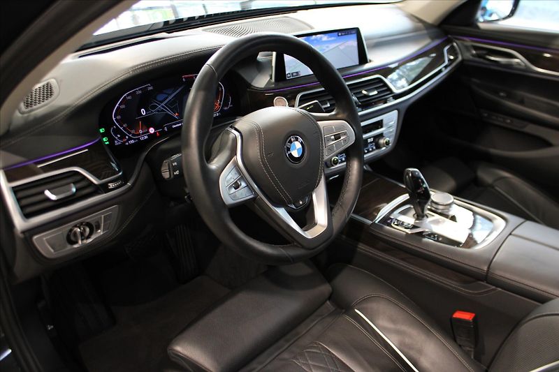 BMW Řada 7 740d xDrive Masáž/NezTop/360°/ - fotka 13 z 37