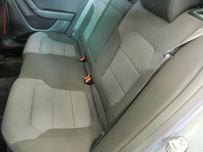 Volkswagen Passat (2012) 2.0 TDI, ČR, servis.kniha - fotka 10 z 20