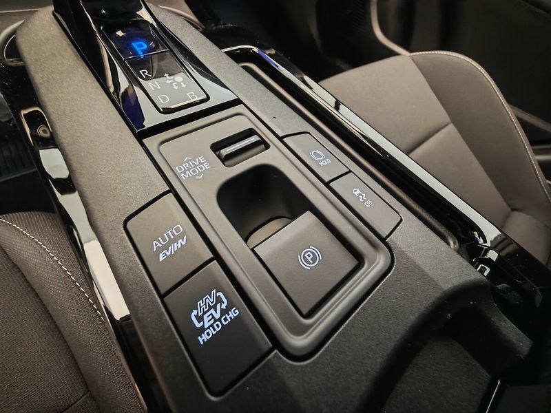 Toyota Prius 2.0 Plug-in Hybrid Prestige - fotka 33 z 38