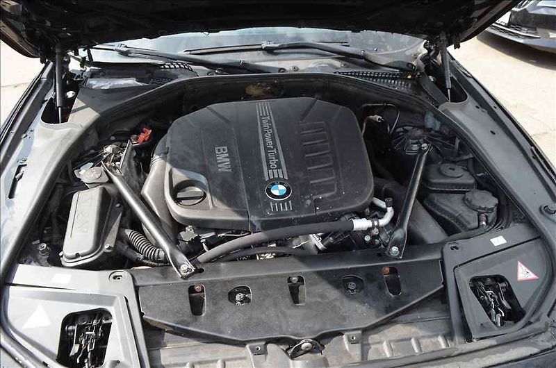 BMW Řada 5 (2011) 535 D XDRIVE TOURING AT - fotka 15 z 20
