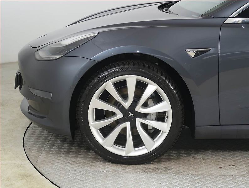 Tesla Model 3 (2019) Long Range 4WD 78kWh, SoH 92% - fotka 15 z 24