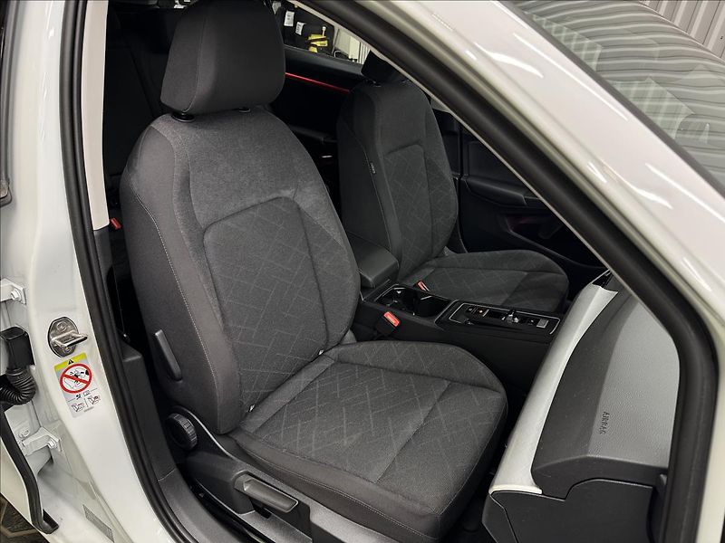 Volkswagen Golf 1.5TGI 96kW DSG ACC 2XKOLA DPH - fotka 37 z 41
