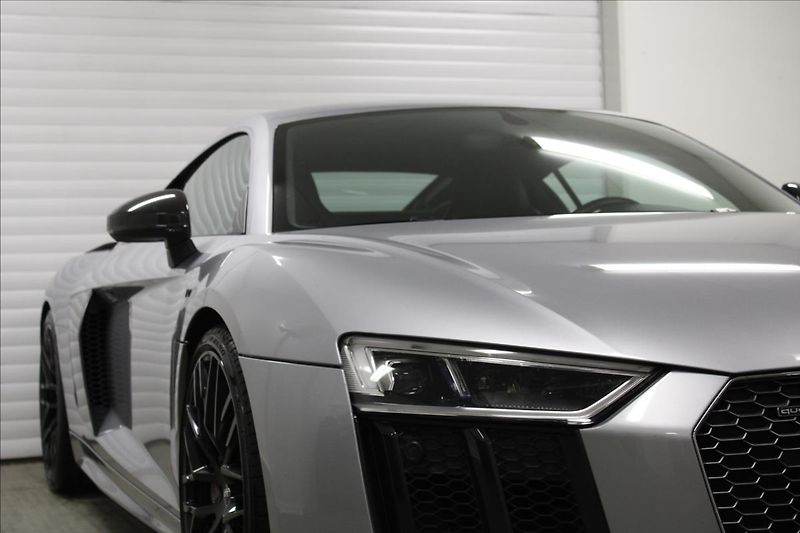 Audi R8 5,2 FSI V10 plus QUATTRO Ceram - fotka 37 z 41