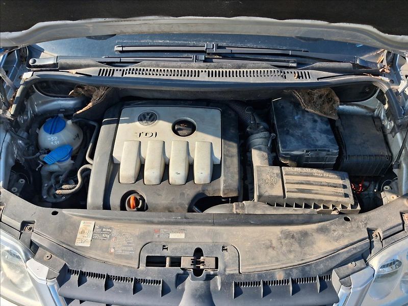 Volkswagen Touran 2,0 TDi, 7 míst, TZ - fotka 15 z 15