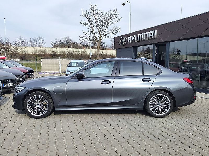 BMW Řada 3 330e 2.0/215kW Sportline PHEV - fotka 8 z 38