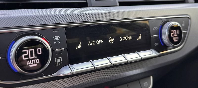 Audi A4 (2016) B9 2.0 TDI 140 KW QUATTRO 2016 - fotka 23 z 30