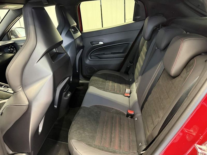 Alfa Romeo Junior (2024) Veloce 280 Elettrica 54 kWh - fotka 11 z 14