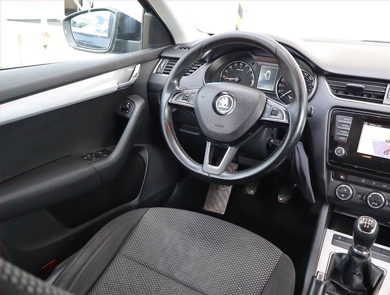 Škoda Octavia (2014) 1.6 TDI, Navi, Tempomat - fotka 7 z 16