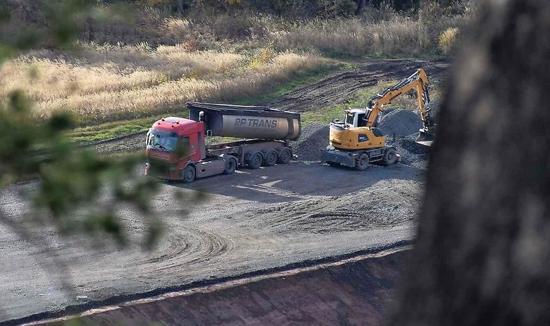 Stavba dálnice D6 u Lubence.