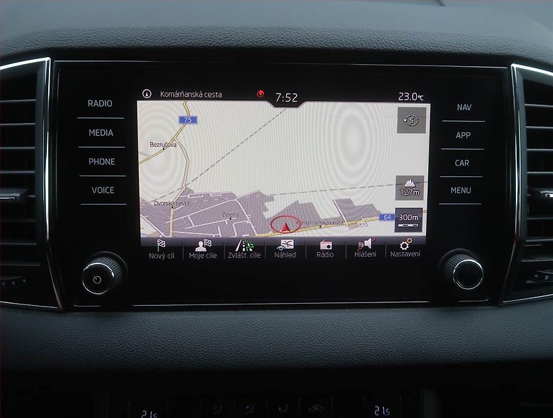 Škoda Karoq (2020) 1.6 TDI, Navi, Tempomat - fotka 13 z 15