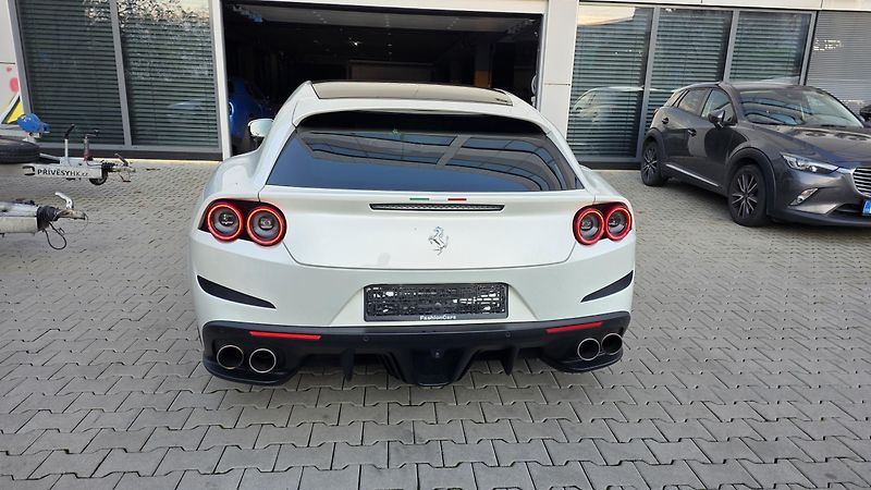 Ferrari GTC4 Lusso (2016) V12 SERVIS FERRARI - fotka 4 z 13