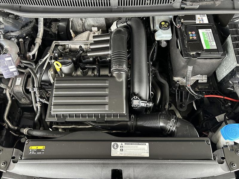 Volkswagen Touran 1,2   TSI 81kW,2.MAJ,SERVISKA - fotka 21 z 22