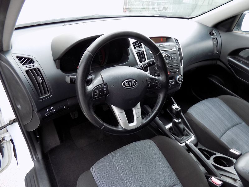 Kia Ceed (2012) 1.6GDi/2.Maj.ČR/Klimatizace/ - fotka 13 z 34
