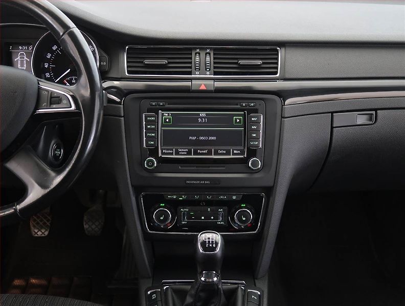 Škoda Superb (2014) 2.0 TDI, Navi, Xenony - fotka 12 z 26