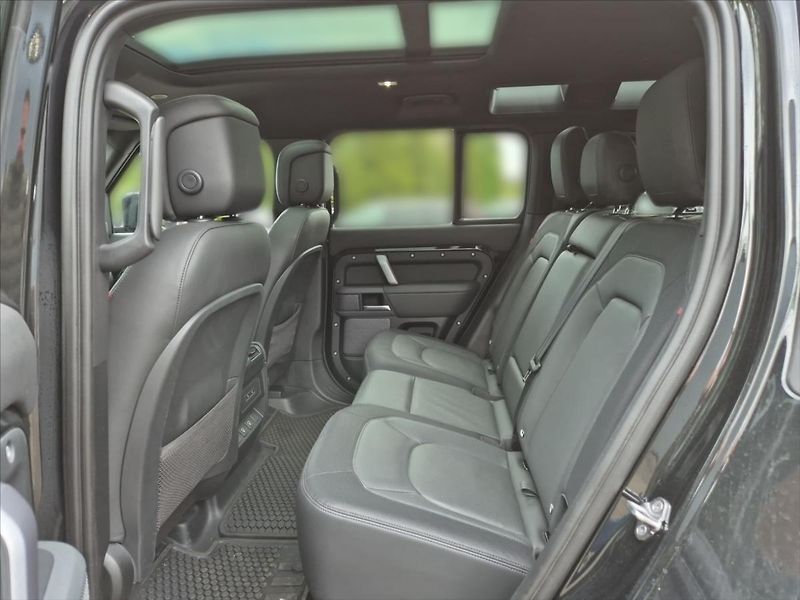 Land Rover Defender 3,0 110 D300 HSE - fotka 10 z 19