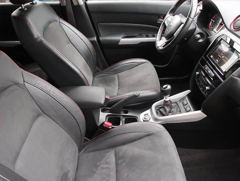 Suzuki Vitara (2016) Premium 1.4 BoosterJet, 4X4 - fotka 9 z 13