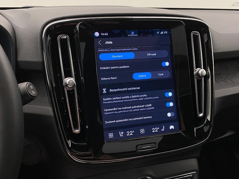 Volvo XC40 PURE ELECTRIC RECHARGE TWIN - fotka 45 z 58