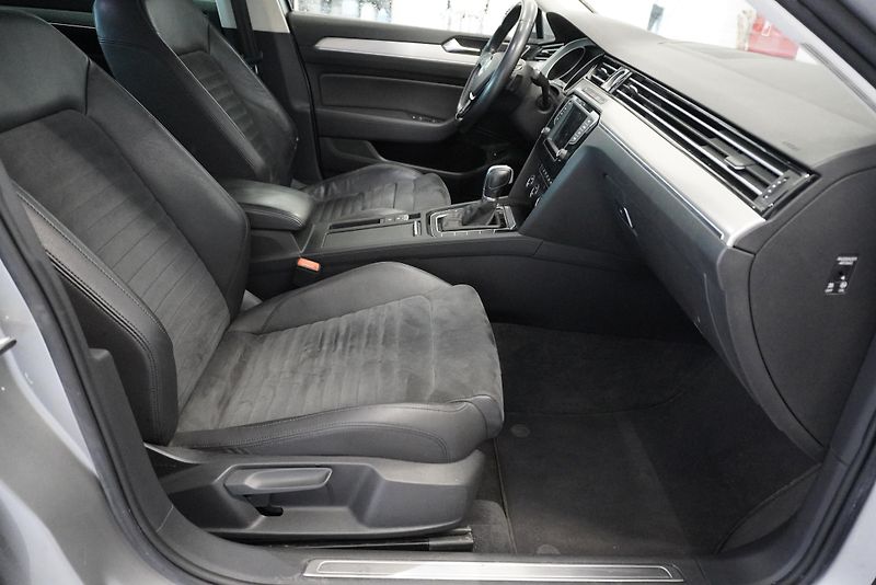 Volkswagen Passat 2.0TSi 165kW AUTOMAT - fotka 23 z 30