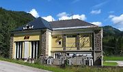 Železnice je napájena z vlastních vodních elektráren.