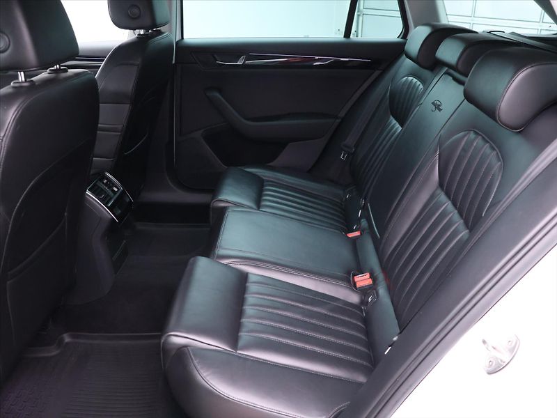 Škoda Superb 2,0 TDI 140kW DSG L&K Xenon - fotka 16 z 46