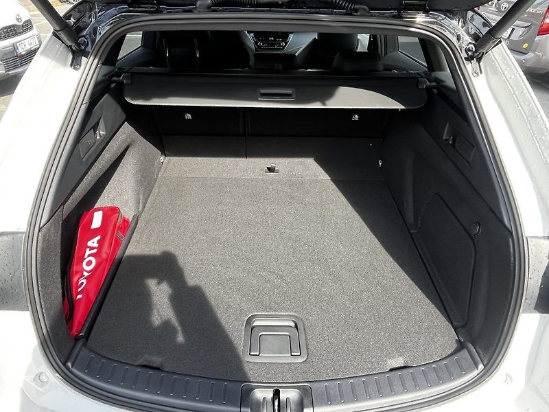 Toyota Corolla TS 2.0 Hybrid GR Sport - fotka 7 z 30