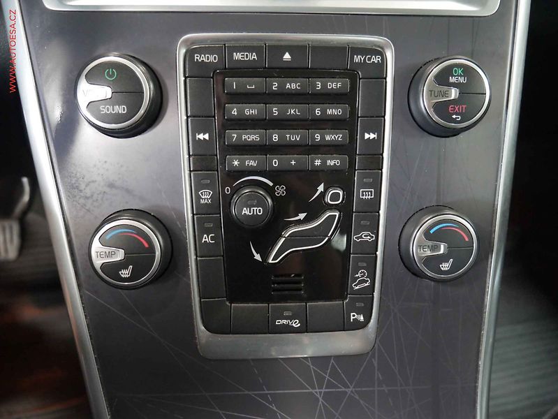 Volvo XC60 (2012) 2.4 D 4x4, 1.maj,ČR, Xenon - fotka 15 z 17