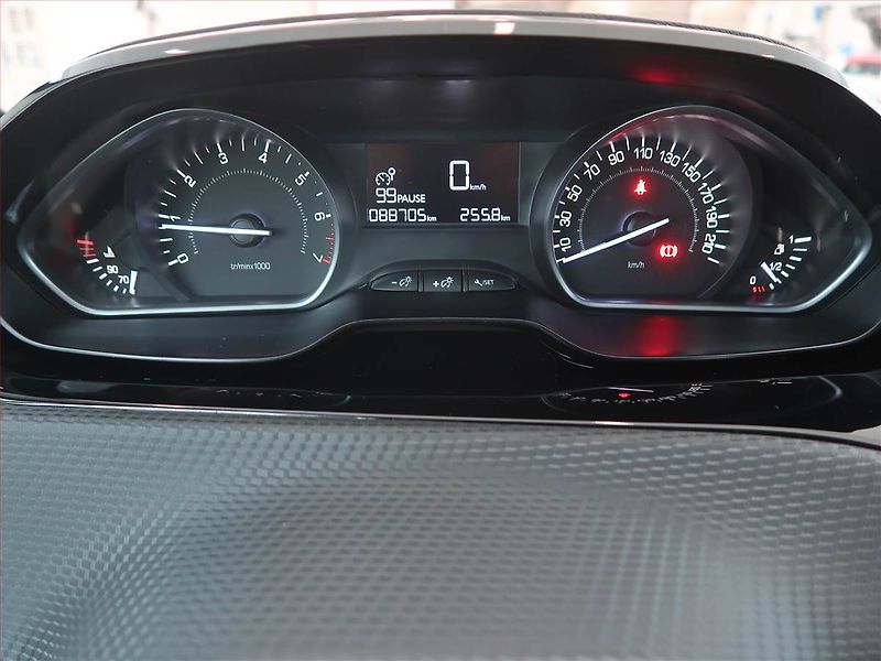Peugeot 2008 (2016) 1.2 PureTech, Tempomat - fotka 11 z 12