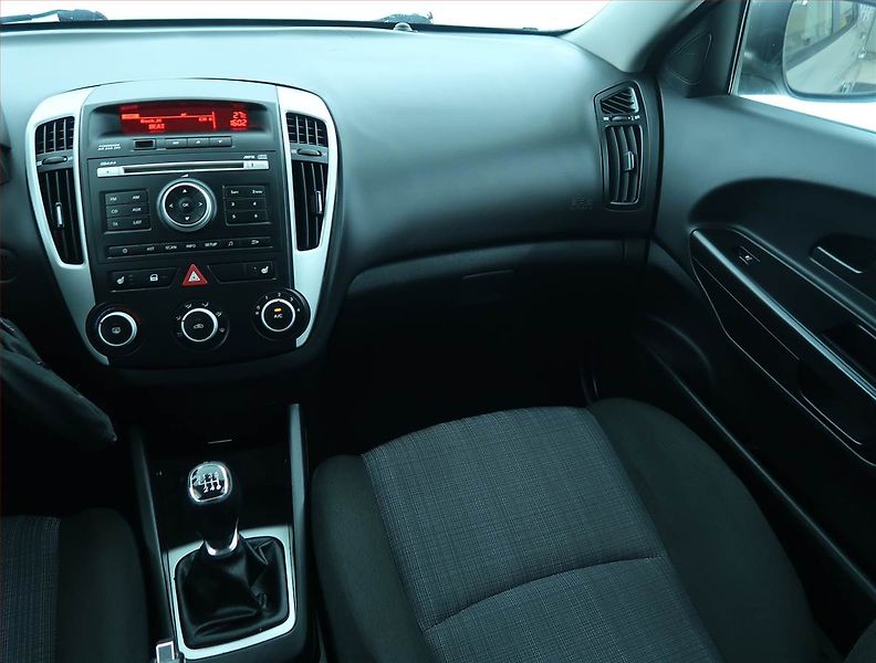 Kia Ceed (2011) 1.6 CVVT, ČR,1.maj, Serv.kniha - fotka 8 z 16