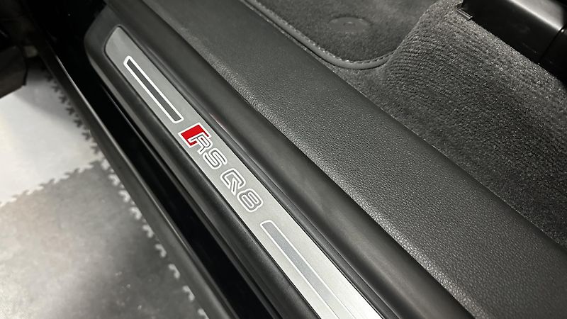 Audi RS Q8 TOP STAV / PLNÁ VÝBAVA  - fotka 38 z 54