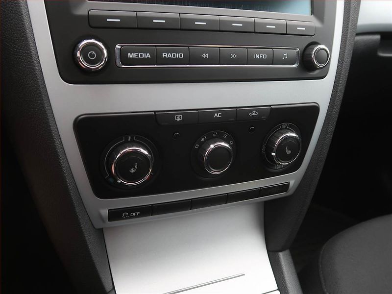 Škoda Octavia (2011) Ambition 1.4 TSI, Serv.kniha - fotka 13 z 13