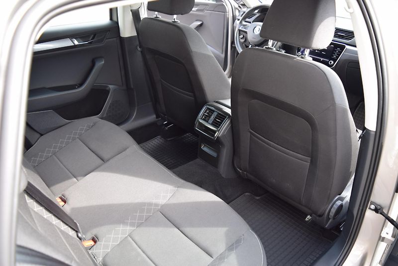 Škoda Superb (2017) 1.4TSI 110kw AMBITION APP OPS - fotka 40 z 50