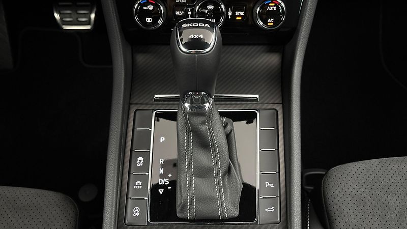 Škoda Superb 2.0 TDI DSG 4x4 Sportline - fotka 25 z 29