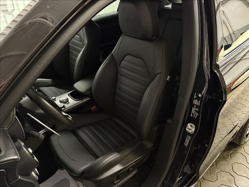 Alfa Romeo Stelvio VELOCE 154kW Q4 PANO H&K R21 - fotka 33 z 42