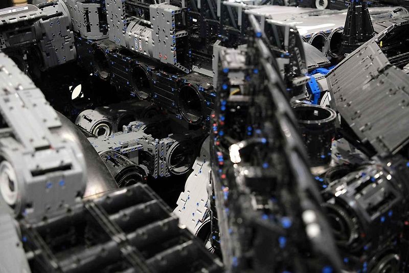Instalace modelu stavebnice Peugeot Le Mans za účasti designera společnosti Lego.